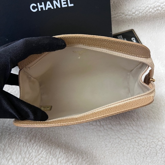 Auth Chanel Beige Vintage CC Logo Caviar Cosmetic Pouch w/ Gold hardware - Picture 3 of 15